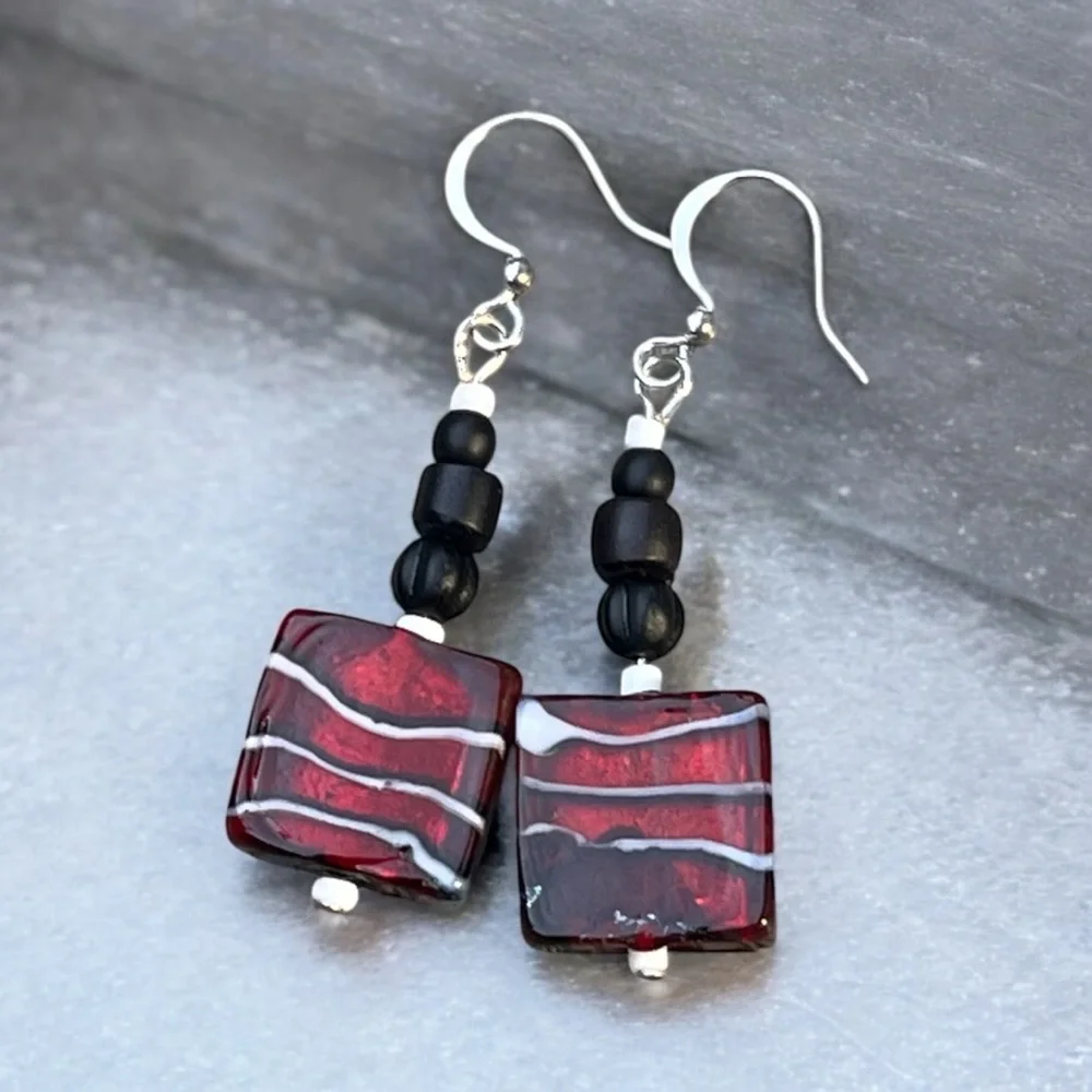 Handcrafted red & black earrings - Picture 4 of 7